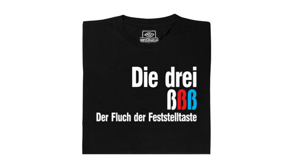 diedreifragezeichen Der neueste Fall der drei Detektive führt die Hörspiel-Legenden aus dem sonnigen Kalifornien in das wettertechnisch doch recht durchwachsene Deutschland. Justus, Peter und Bob sollen einem großen Tech-Konzern unter die Arme greifen und herausfinden, warum die Programmierer in letzter Zeit nur noch gequirlten Blödsinn produziert haben.